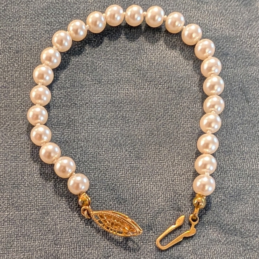 Elegant Pearl Bracelet with Gold Clasp By Sarah Coventry Vintage Classic Preppy